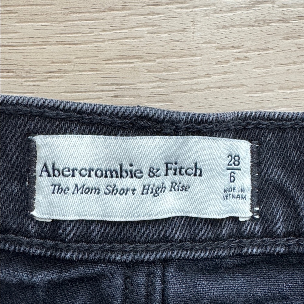 Abercrombie & Fitch - The Mom Short High Rise - Picture 4 of 8